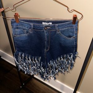 Denim shorts with fringes